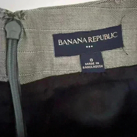 Banana Republic pencil skirt. Grey fabric with really subtle pinstripes. Size 8 - Picture 2 of 8